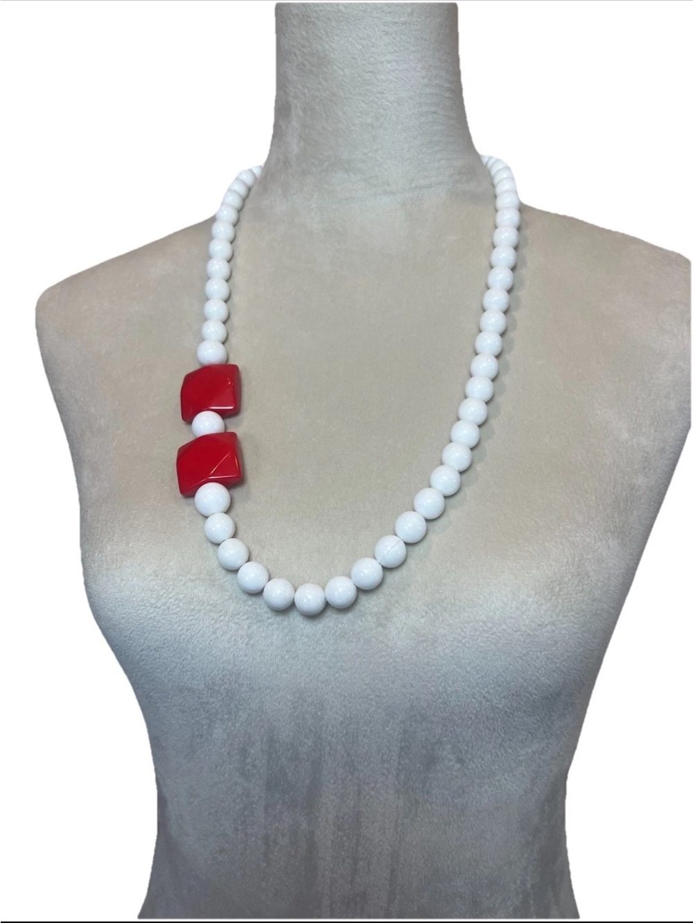Vintage Chunky Resin Beaded 13” Necklace White And Red Grandmacore Retro Disco